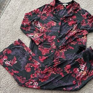 Soma Black Purple & Red Women’s PJ Set
Long Sleeves w Pants

Size M